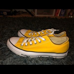 Yellow low-top converse!!